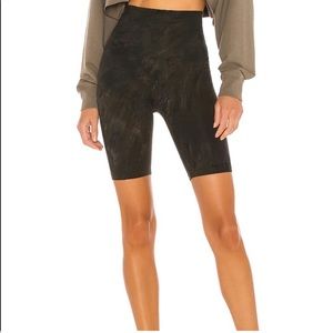 LNA bike short